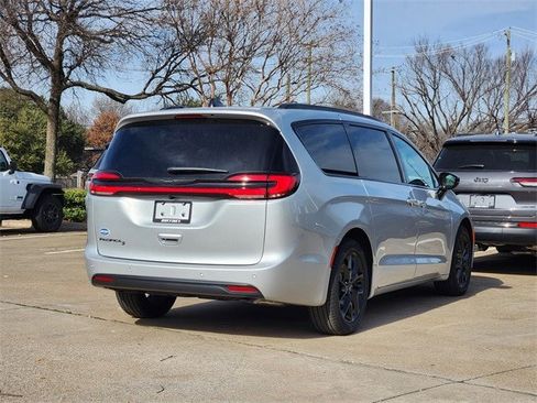 New 2026 Chrysler Pacifica Select image 3
