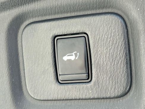 Used 2017 Nissan Pathfinder Platinum w/ Family Entertainment Package FWD image 13