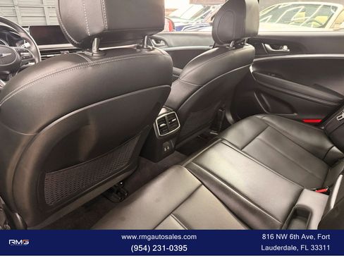 Used 2025 Genesis G70 2.5T image 13