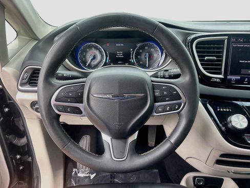 Used 2023 Chrysler Pacifica Touring-L FWD image 11