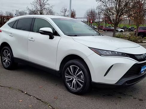 Used 2021 Toyota Venza LE image 2