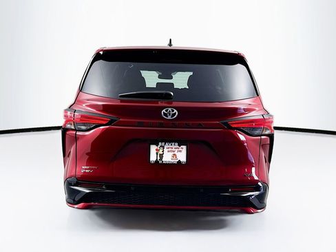 Used 2025 Toyota Sienna XSE FWD image 8