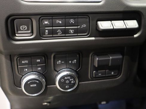 Used 2022 GMC Yukon AT4 w/ Technology Package AWD/4WD image 30