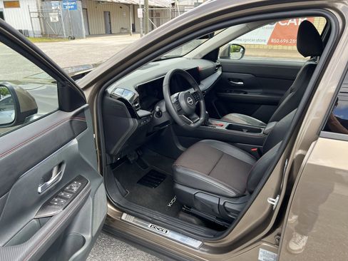 Used 2025 Nissan Kicks SR w/ Illumination Package image 19