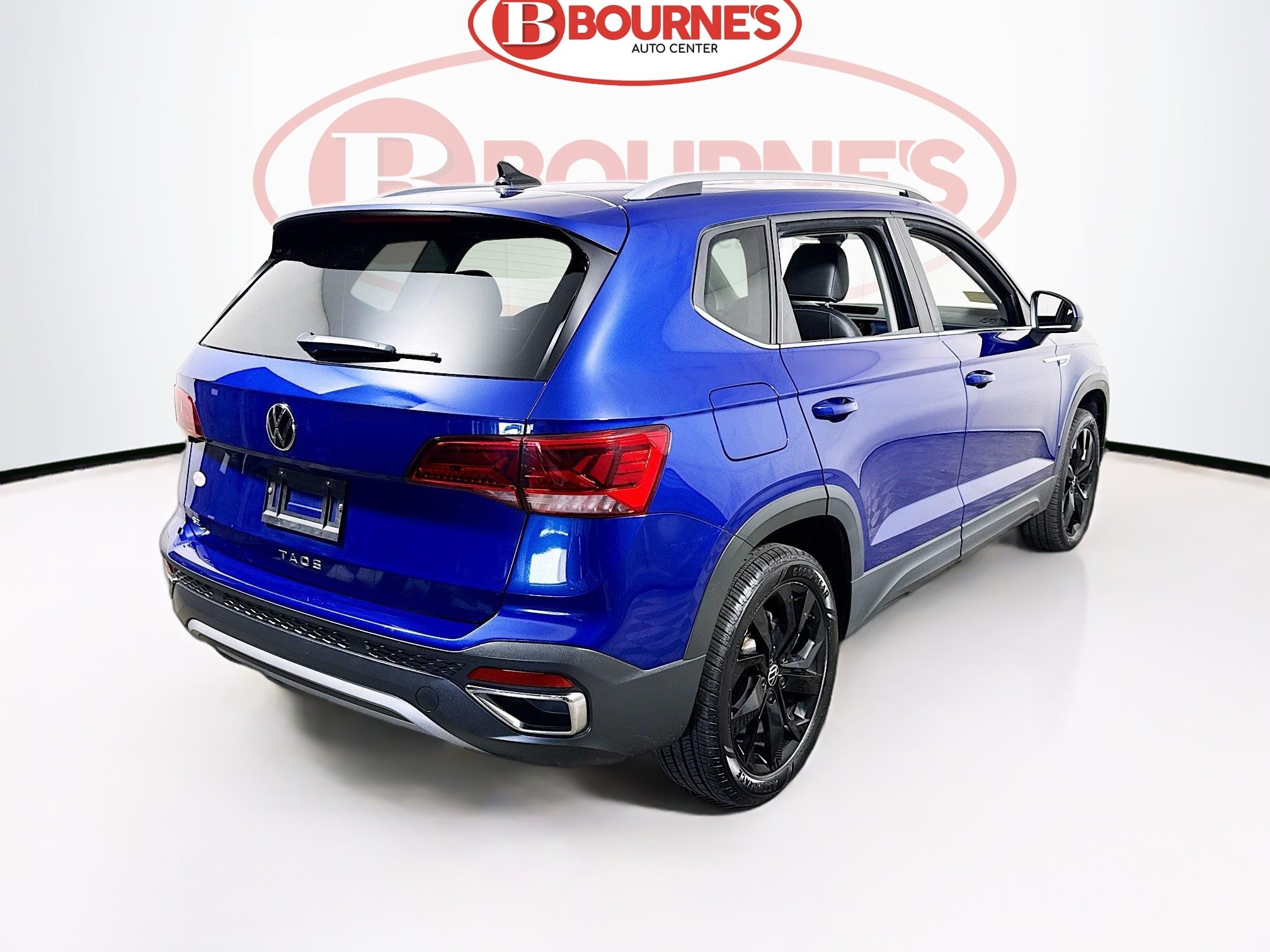 Used 2023 Volkswagen Taos SE w/ Panoramic Sunroof Package FWD image 11