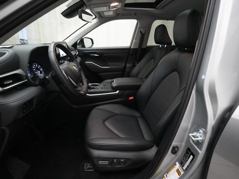Used 2025 Toyota Highlander XLE AWD/4WD image 7