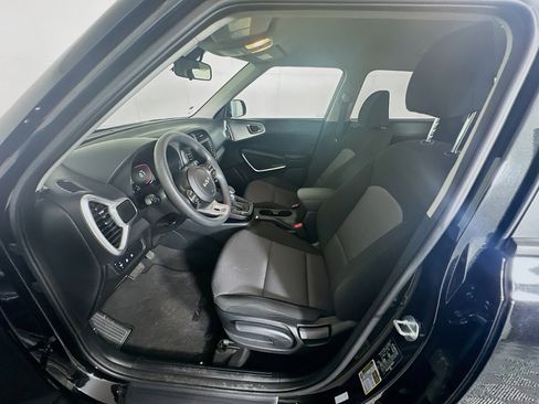 Used 2025 Kia Soul LX w/ LX Technology Package image 13