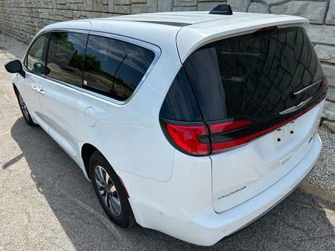 Used 2023 Chrysler Pacifica Limited w/ Uconnect Theater Family Group FWD image 4