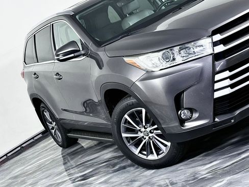 Used 2019 Toyota Highlander XLE AWD/4WD image 4