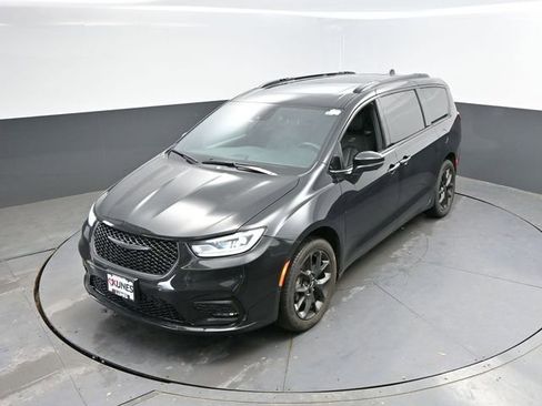Used 2023 Chrysler Pacifica Touring-L w/ S Appearance Package image 39