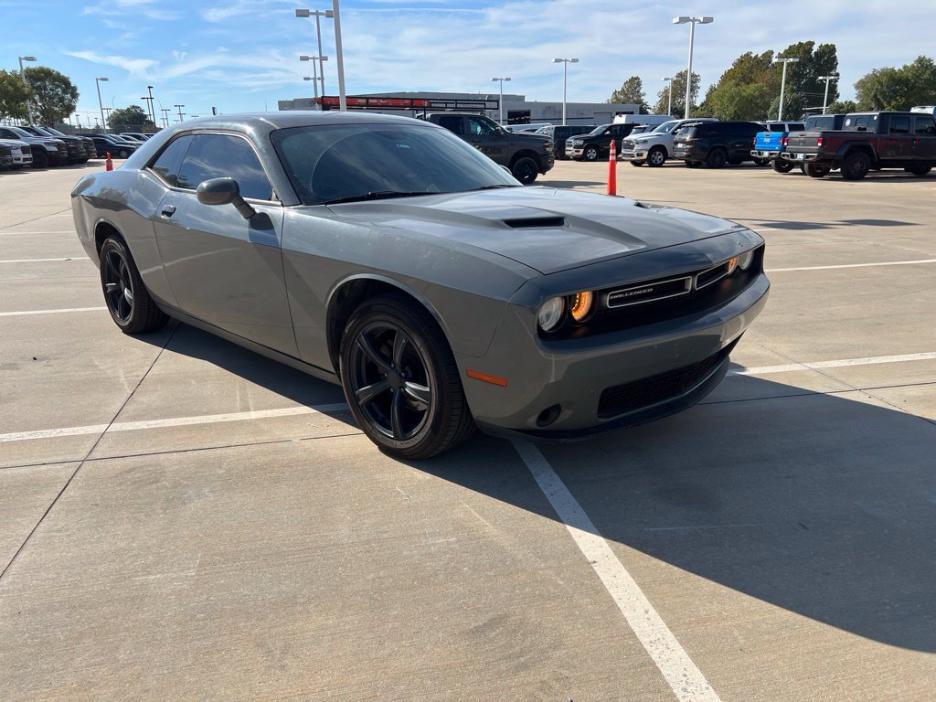 Used 2017 Dodge Challenger SXT RWD image 2
