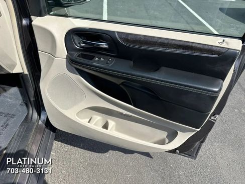Used 2015 Chrysler Town & Country Touring FWD image 14