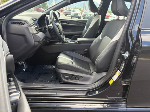 Used 2025 Toyota Camry SE FWD image 11