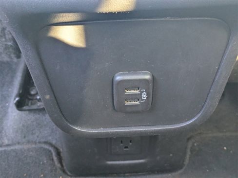 Used 2023 GMC Terrain SLT image 17