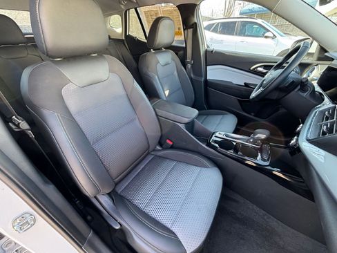 Used 2025 Chevrolet Trax LT w/ LT Convenience Package image 38