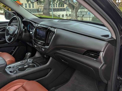 Used 2020 Chevrolet Traverse LT image 17
