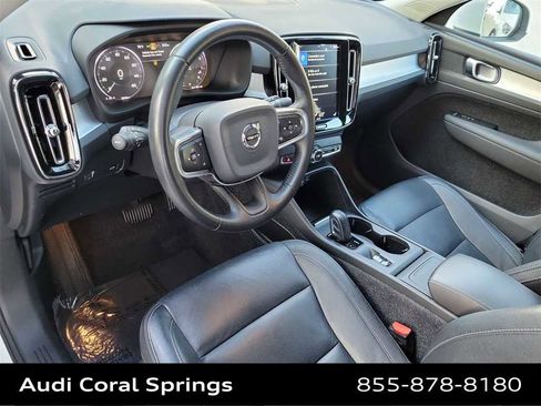 Used 2020 Volvo XC40 T4 Momentum image 2