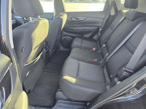 Used 2017 Nissan Rogue SV image 10