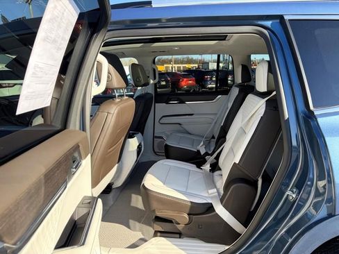 Used 2025 GMC Acadia Denali w/ Super Cruise Package image 11