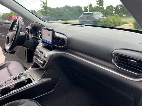 Used 2021 Ford Explorer XLT w/ Equipment Group 202A AWD/4WD image 30