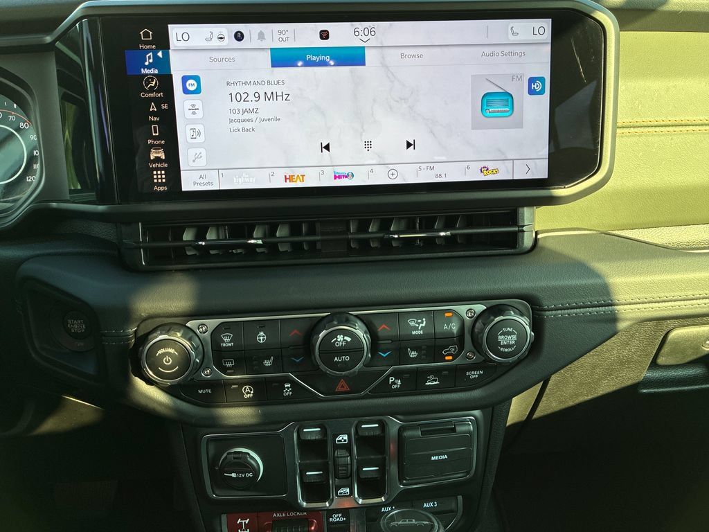 Used 2025 Jeep Gladiator Mojave AWD/4WD image 23