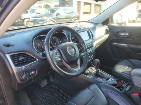 Used 2019 Jeep Cherokee Latitude Plus w/ Cold Weather Group AWD/4WD image 13