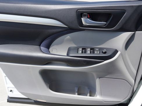 Used 2019 Toyota Highlander XLE FWD image 22