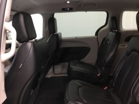 Used 2023 Chrysler Pacifica Touring-L image 12