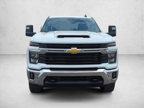 Used 2024 Chevrolet Silverado 2500 LT image 2
