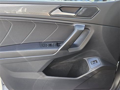 Used 2024 Volkswagen Tiguan SE image 17