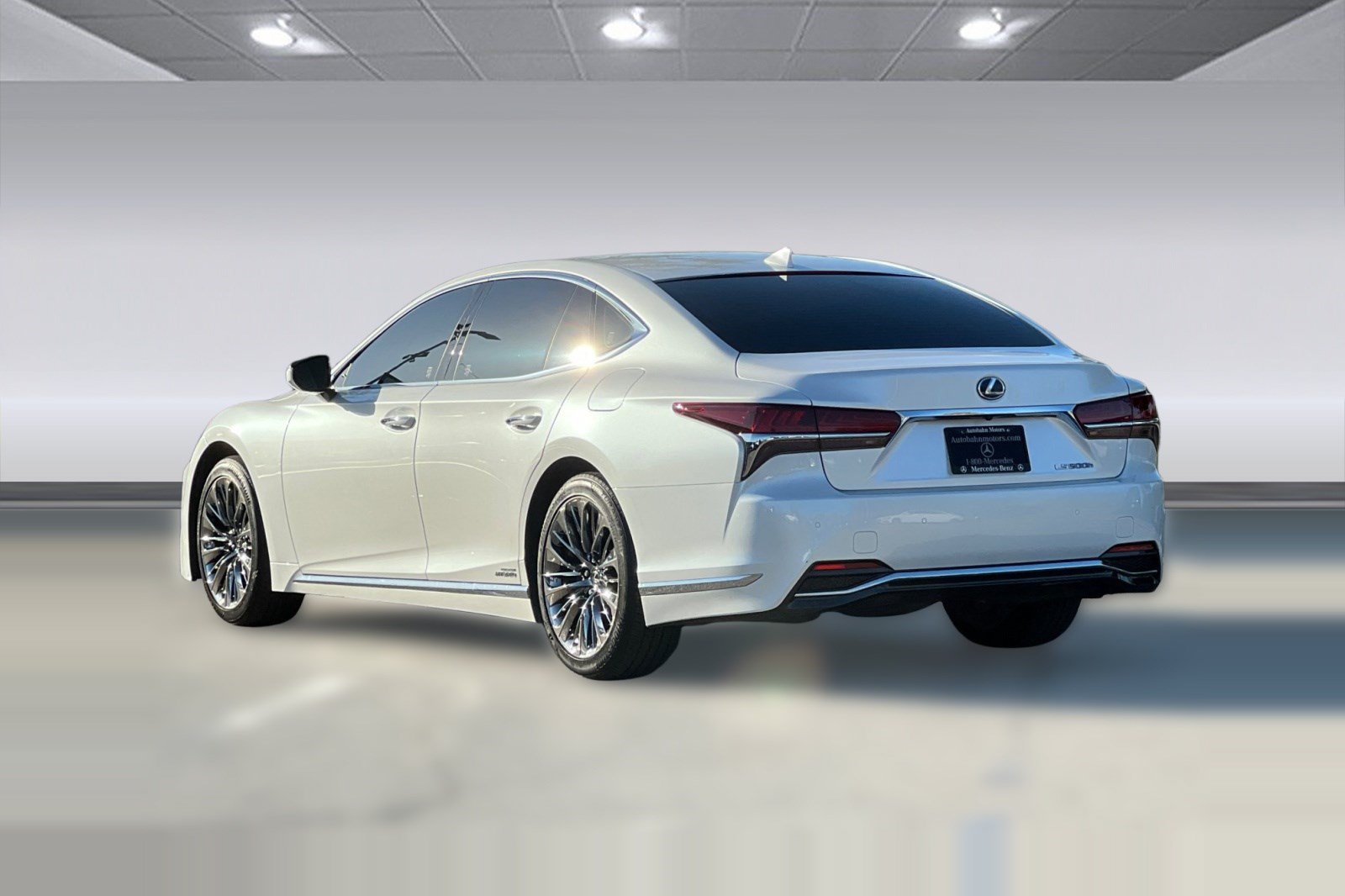 Used 2020 Lexus LS 500h w/ Luxury Package RWD image 3