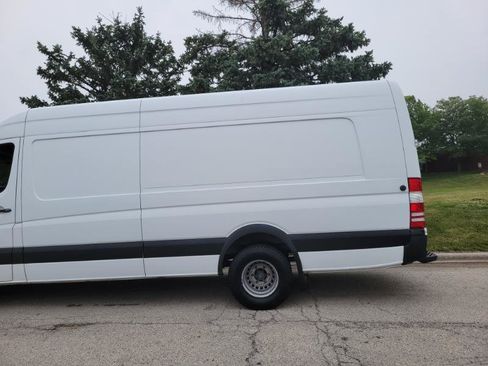 Used 2017 Freightliner Sprinter 3500 RWD image 9