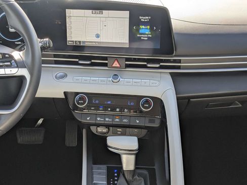 Used 2025 Hyundai Elantra Limited FWD image 17