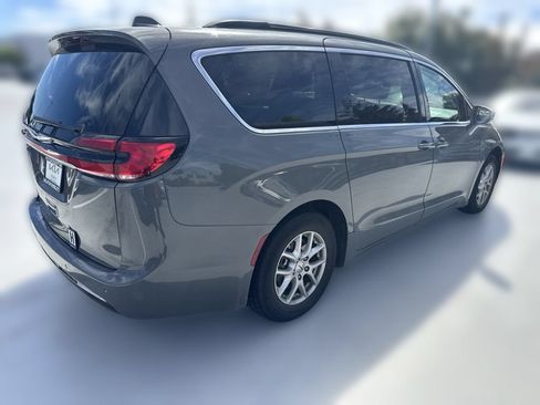 Used 2022 Chrysler Pacifica Touring-L FWD image 6