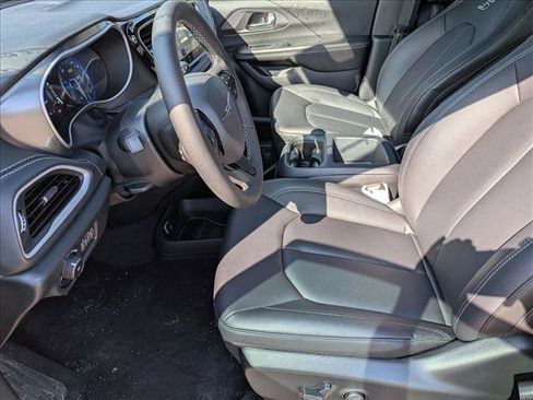 New 2026 Chrysler Pacifica Select w/ S Appearance Package AWD/4WD image 4