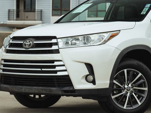 Used 2017 Toyota Highlander XLE image 2