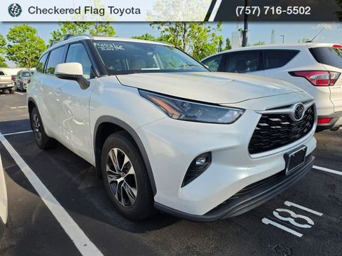 Used 2022 Toyota Highlander XLE AWD/4WD image 3