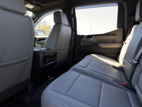 Used 2025 Chevrolet Silverado 1500 LT Trail Boss w/ Convenience Package II AWD/4WD image 28