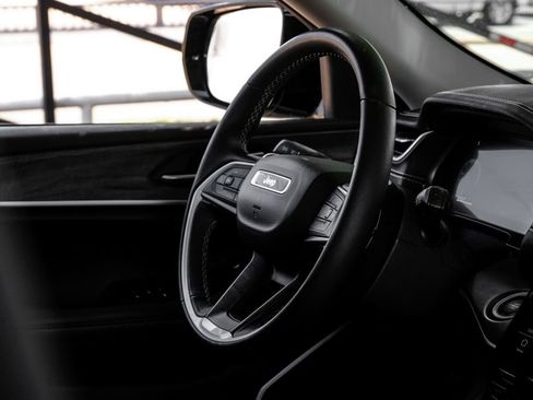 Used 2022 Jeep Grand Cherokee Limited image 25