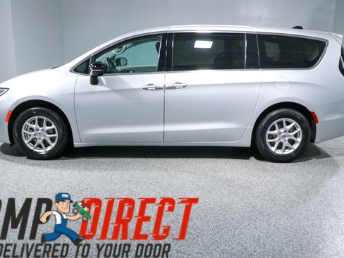 Used 2024 Chrysler Pacifica Touring-L FWD image 10