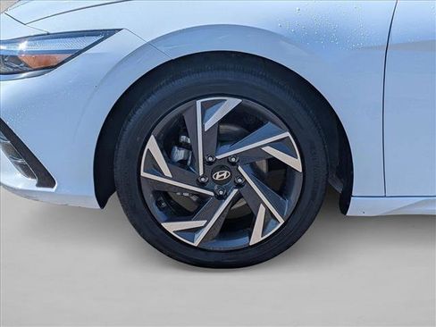 Used 2025 Hyundai Elantra SEL image 11