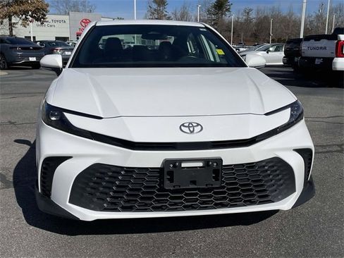 Used 2025 Toyota Camry SE image 8