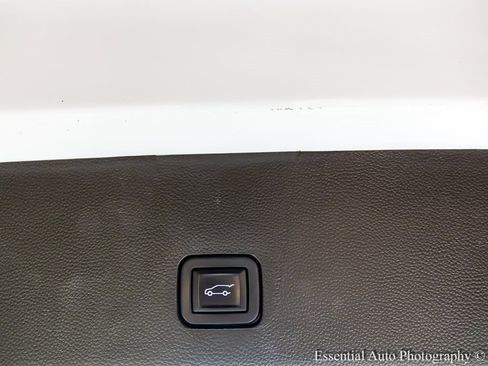 Used 2022 Chevrolet Traverse RS image 36