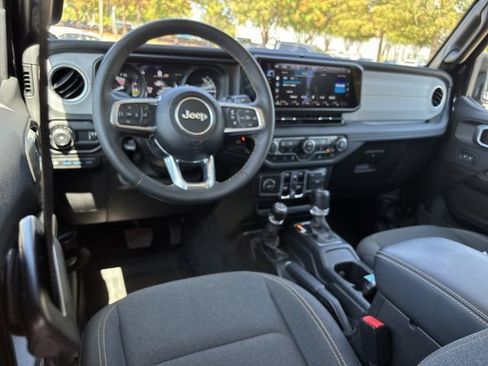 Used 2024 Jeep Wrangler Unlimited Sahara AWD/4WD image 18