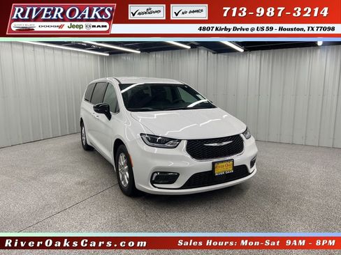 Used 2025 Chrysler Pacifica Select image 1