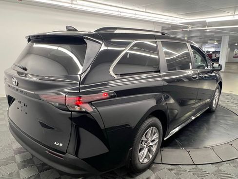 Used 2026 Toyota Sienna XLE FWD image 4