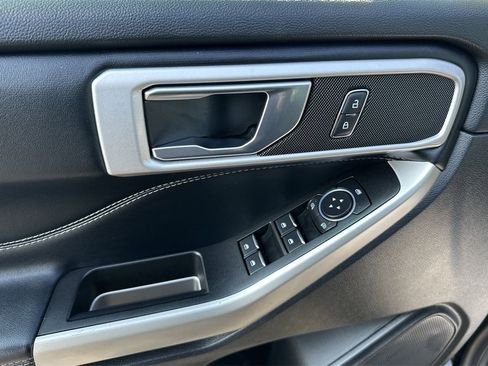 Used 2022 Ford Explorer XLT image 13