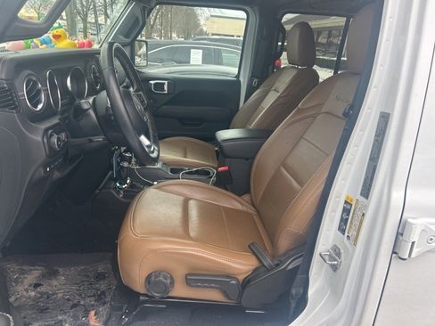 Used 2022 Jeep Wrangler Unlimited Sahara w/ Cold Weather Group image 19