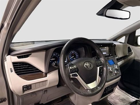 Used 2018 Toyota Sienna XLE image 11