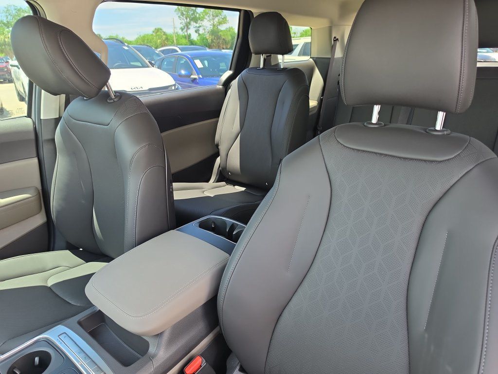 New 2027 Kia Carnival FWD image 21